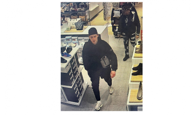 Cipőt lopott egy győri boltb&oacute;l, felismered?