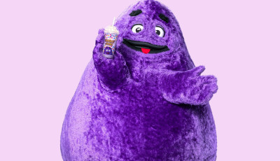 Meg&eacute;rkezett Grimace &eacute;s lila shake-je a magyar Mekikbe