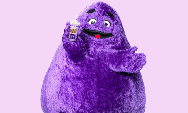 Meg&eacute;rkezett Grimace &eacute;s lila shake-je a magyar Mekikbe