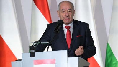 Sulyok Tam&aacute;s k&ouml;zz&eacute;tette a kegyelmi &uuml;gy iratait, lehalt a S&aacute;ndor-palota oldala a nagy &eacute;rdeklőd&eacute;s miatt