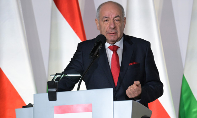 Sulyok Tam&aacute;s k&ouml;zz&eacute;tette a kegyelmi &uuml;gy iratait, lehalt a S&aacute;ndor-palota oldala a nagy &eacute;rdeklőd&eacute;s miatt