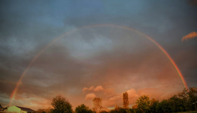 Szivárványos befejezést kapott a hétfő az ország számos pontján