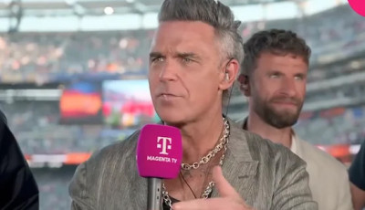 Robbie Williams szerint cukorka esett a mikrofonj&aacute;ra, a n&eacute;zők szerint valami eg&eacute;szen m&aacute;s
