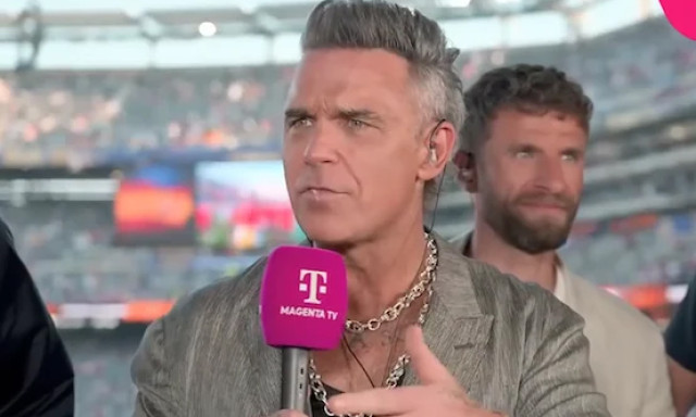 Robbie Williams szerint cukorka esett a mikrofonj&aacute;ra, a n&eacute;zők szerint valami eg&eacute;szen m&aacute;s