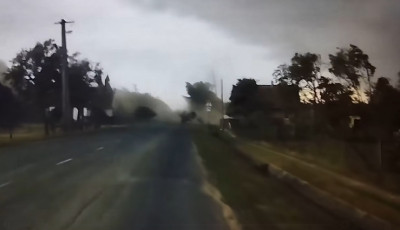 F&aacute;kat t&eacute;pett ki a forg&oacute;sz&eacute;l egy magyar faluban - vide&oacute;n a f&eacute;lelmetes pillanatok
