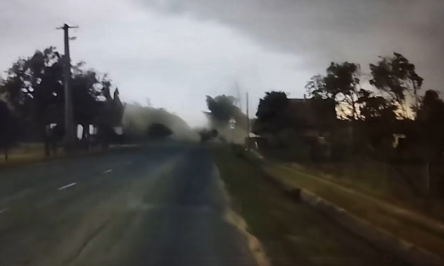 F&aacute;kat t&eacute;pett ki a forg&oacute;sz&eacute;l egy magyar faluban - vide&oacute;n a f&eacute;lelmetes pillanatok