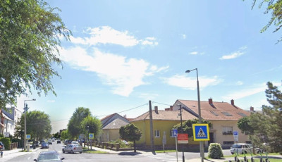 Helyij&aacute;ratos buszba csap&oacute;dott egy aut&oacute; Sopronban, a sofőr elmenek&uuml;lt