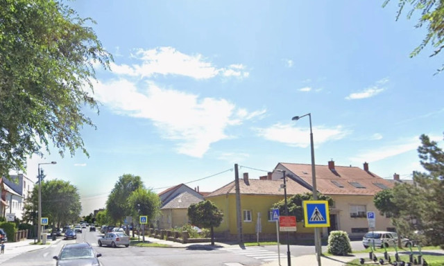 Helyij&aacute;ratos buszba csap&oacute;dott egy aut&oacute; Sopronban, a sofőr elmenek&uuml;lt