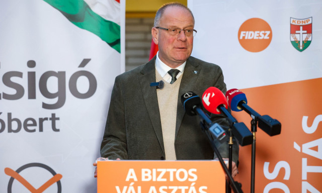 Ny&iacute;lt lev&eacute;lben k&eacute;ri Navracsics a nemzeti tők&eacute;seket a jobboldali m&eacute;dia megment&eacute;s&eacute;re