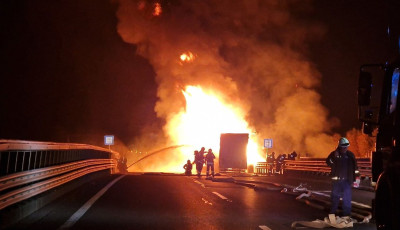 Kigyulladt egy aut&oacute;alkatr&eacute;szeket sz&aacute;ll&iacute;t&oacute; kisteheraut&oacute; motortere