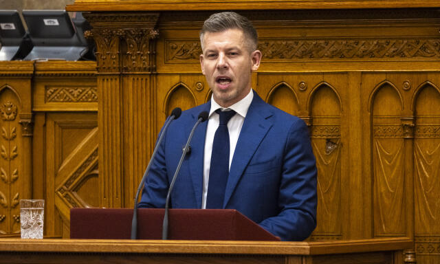 Ma d&ouml;nt a parlament Magyar P&eacute;ter fizet&eacute;s&eacute;nek cs&ouml;kkent&eacute;s&eacute;ről