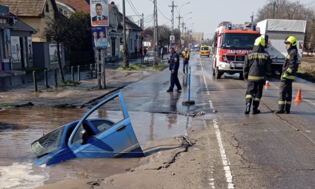 Csőt&ouml;r&eacute;s miatt beszakadt az &uacute;ttest egy aut&oacute; alatt Pesten