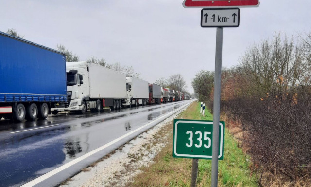 D&ouml;nt&ouml;tt a korm&aacute;ny: Kiterelik a kamionokat a telep&uuml;l&eacute;sekről