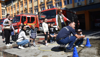 Orsz&aacute;gszerte megny&iacute;lnak a tűzolt&oacute;laktany&aacute;k gyermeknap alkalm&aacute;b&oacute;l