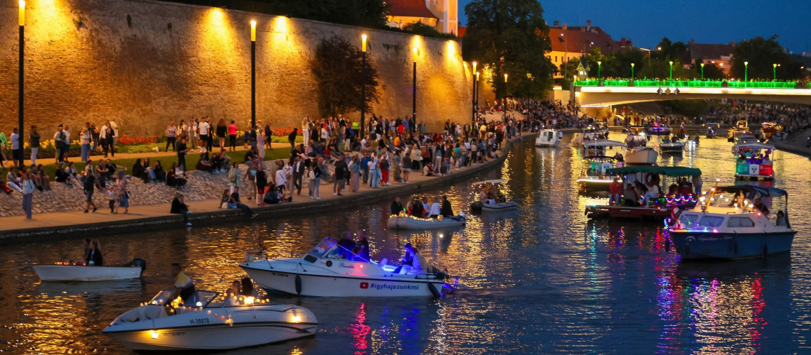 &Uacute;jra f&eacute;ny&aacute;rba borulnak Győr foly&oacute;i: visszat&eacute;r a l&aacute;tv&aacute;nyos lampionos haj&oacute;s felvonul&aacute;s