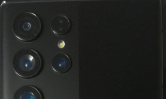 Hamis telefonokat akart eladni Mosonmagyar&oacute;v&aacute;ron