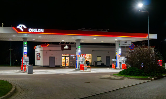 Egy orsz&aacute;gos k&uacute;th&aacute;l&oacute;zat korl&aacute;toz&aacute;st vezetett be az &aacute;rstopos &uuml;zemanyagra