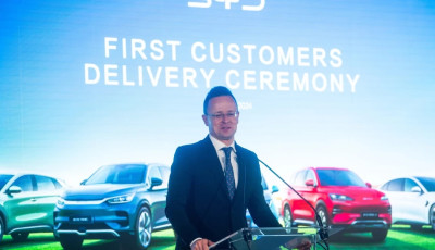 10 ezer vendégmunkást garantáltak Szijjártóék a BYD-nak