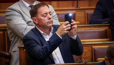 P&oacute;cs szerint nincs demokr&aacute;cia, hiszen nem lehet telefont bevinni a Parlament &uuml;l&eacute;sterm&eacute;be