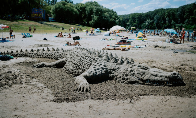 &Oacute;ri&aacute;si homokkrokodilt k&eacute;sz&iacute;tettek az egyik hazai strandon