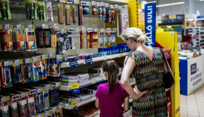 M&eacute;g a tan&eacute;vkezd&eacute;s előtt meg&eacute;rkezhet a 100 ezer forintos iskolakezd&eacute;si t&aacute;mogat&aacute;s a r&aacute;szorul&oacute; csal&aacute;doknak