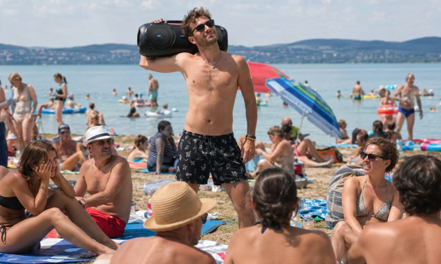 Mit illik a balatoni strandokon, &eacute;s mit nem? 15 pontos strandetikett-list&aacute;t k&eacute;sz&iacute;tettek