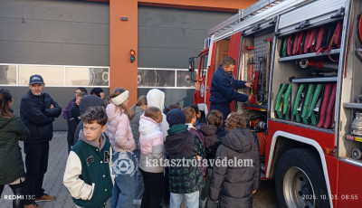 Gyerekekkel telt meg a soproni tűzolt&oacute; laktanya - GAL&Eacute;RIA