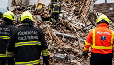 &Ouml;sszedőlt egy n&eacute;gyemeletes &eacute;p&uuml;let Sz&eacute;kesfeh&eacute;rv&aacute;ron, egy ember a romok alatt rekedt