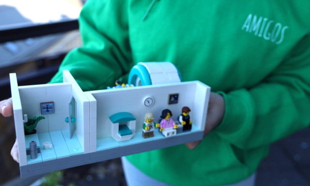 Szorong&aacute;s m&iacute;nusz, mosoly plusz: M&aacute;r 9 magyar k&oacute;rh&aacute;zban seg&iacute;ti a gyerekeket a LEGO MRI a vizsg&aacute;lat előtt