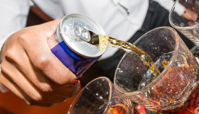 Annyi energiaitalt ivott egy miskolci férfi, hogy koffeinmérgezést kapott, most az életéért küzdenek a kórházban