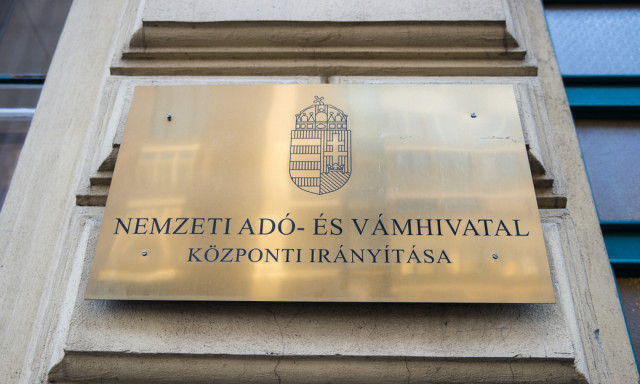 Kamu NAV-&uuml;zenetek terjednek - 102 ezer forintot &iacute;g&eacute;rnek a csal&oacute;k