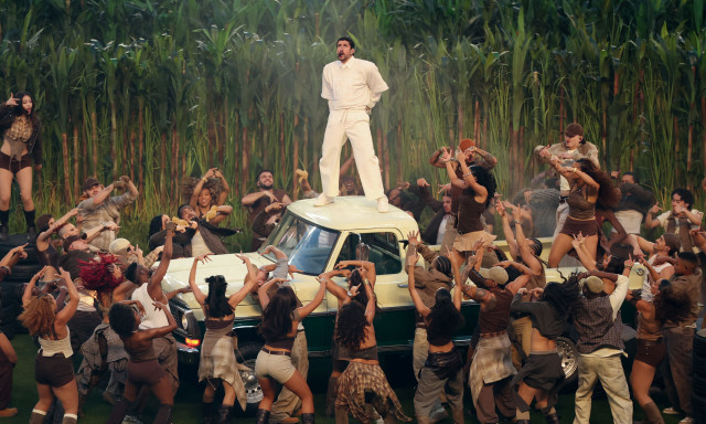 Bad Bunny latin buliv&aacute; v&aacute;ltoztatta a Super Bowl f&eacute;lidej&eacute;t &ndash; Lady Gaga &eacute;s Ricky Martin is besz&aacute;llt - VIDE&Oacute;