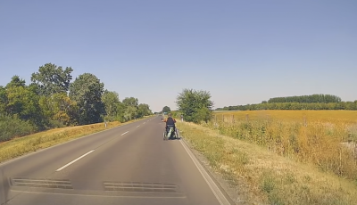 Ekecselt motoros kerekessz&eacute;kkel k&ouml;zlekedő f&eacute;rfit kapcsoltak le a rendőr&ouml;k - VIDE&Oacute;