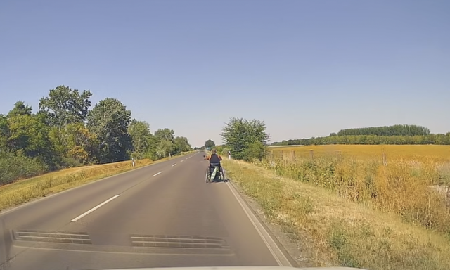 Ekecselt motoros kerekessz&eacute;kkel k&ouml;zlekedő f&eacute;rfit kapcsoltak le a rendőr&ouml;k - VIDE&Oacute;