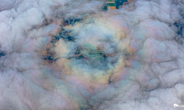 K&uuml;l&ouml;nleges felhőform&aacute;k &eacute;s f&eacute;nyjelens&eacute;gek tűntek fel a h&eacute;tv&eacute;g&eacute;n