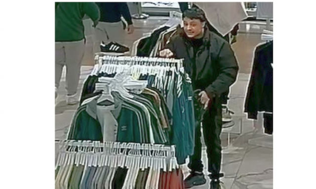 Cipőt lopott egy győri &aacute;ruh&aacute;zb&oacute;l - Felismered?