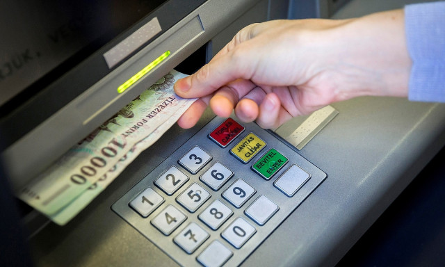 Febru&aacute;rt&oacute;l 300 ezer forintig lesz ingyenes a k&eacute;szp&eacute;nzfelv&eacute;tel