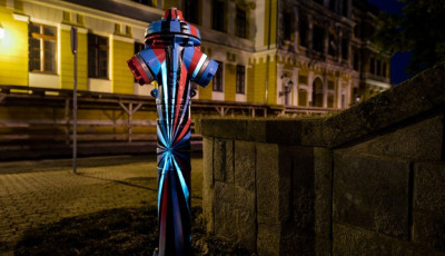 Ez a megyesz&eacute;khely festett tűzcsapokkal dobja fel a mindennapokat