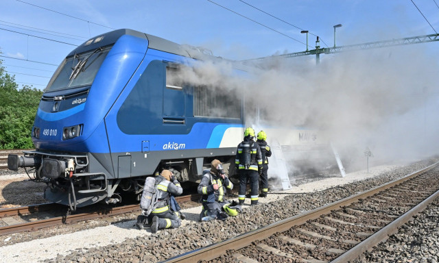 Szinte az eg&eacute;sz dun&aacute;nt&uacute;li vonatk&ouml;zleked&eacute;s leb&eacute;nult h&eacute;tfő d&eacute;lut&aacute;n - Magyar P&eacute;ter eln&eacute;z&eacute;st k&eacute;rt az utasokt&oacute;l