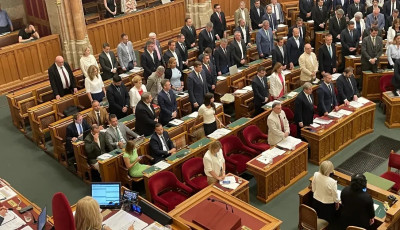 Kedd délelőtt már a Mi Hazánk képviselői is felálltak a parlamentben, mikor a roma holokauszt áldozataira emlékeztek