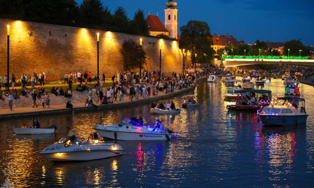 &Uacute;jra f&eacute;ny&aacute;rba borulnak Győr foly&oacute;i: visszat&eacute;r a l&aacute;tv&aacute;nyos lampionos haj&oacute;s felvonul&aacute;s