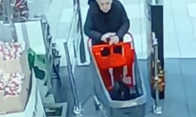P&eacute;nzt&aacute;rc&aacute;t lopott egy soproni &uuml;zletből, felismered?