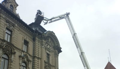 Megbontotta a sz&eacute;l a v&aacute;rosh&aacute;za egyik torny&aacute;nak a tetej&eacute;t Győrben
