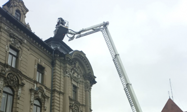 Megbontotta a sz&eacute;l a v&aacute;rosh&aacute;za egyik torny&aacute;nak a tetej&eacute;t Győrben