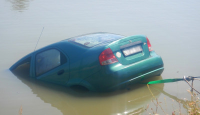 A Fertő t&oacute;ba gurult &eacute;s f&eacute;lig elmer&uuml;lt egy aut&oacute;