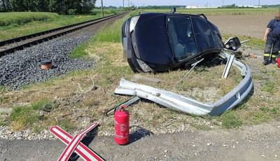 Brut&aacute;lis baleset - Aut&oacute; &eacute;s vonat &uuml;tk&ouml;z&ouml;tt Bab&oacute;ton