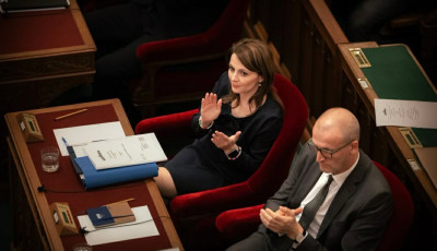 Polg&aacute;rmesteri fizet&eacute;sek befagyaszt&aacute;sa - L&aacute;zadnak a v&aacute;rmegyei &ouml;nkorm&aacute;nyzatok