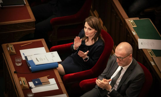 Polg&aacute;rmesteri fizet&eacute;sek befagyaszt&aacute;sa - L&aacute;zadnak a v&aacute;rmegyei &ouml;nkorm&aacute;nyzatok
