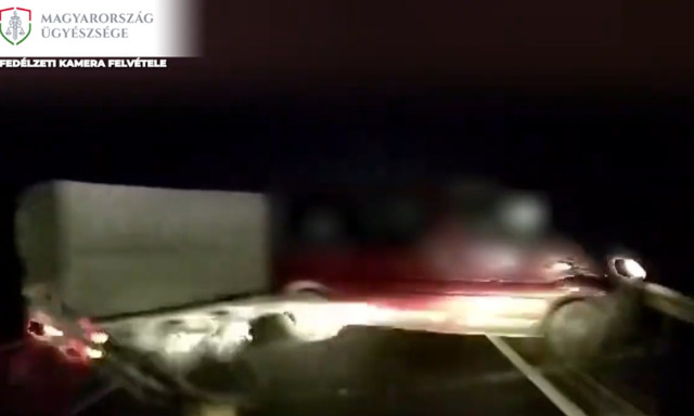 Durva balesetet r&ouml;gz&iacute;tett egy fed&eacute;lzeti kamera Mosonmagyar&oacute;v&aacute;rn&aacute;l