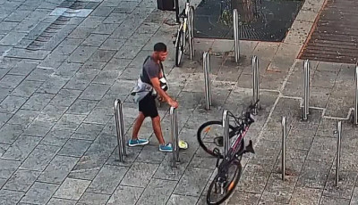 Kővel verte sz&eacute;t a lakatot, majd elvitte a 120 ezres biciklit Győrben &ndash; keresik a f&eacute;rfit